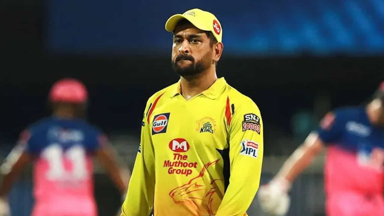 ಪ್ರತಿ ಐಪಿಎಲ್ನಂತೆ ಈ ಐಪಿಎಲ್ನಲ್ಲೂ ಆಟಗಾರರ ಇಂಜುರಿ ಸಮಸ್ಯೆ ಎಲ್ಲಾ ತಂಡಗಳನ್ನು ಕಾಡಲಾರಂಭಿಸಿದೆ. ಇದಕ್ಕೆ ಐದು ಬಾರಿಯ ಚಾಂಪಿಯನ್ ಚೆನ್ನೈ ಸೂಪರ್ ಕಿಂಗ್ಸ್ ಕೂಡ ಹೊರತಾಗಿಲ್ಲ. ಅದರಲ್ಲೂ ತಂಡದ ಜೀವಾಳ ಎನಿಸಿಕೊಂಡಿರುವ ಮಹೇಂದ್ರ ಸಿಂಗ್ ಧೋನಿ ಗಾಯದ ಸಮಸ್ಯೆಯಿಂದ ಬಳಲುತ್ತಿದ್ದು, ಎರಡು ವಾರ ಕ್ರಿಕೆಟ್ನಿಂದ ದೂರ ಉಳಿಯಲಿದ್ದಾರೆ.