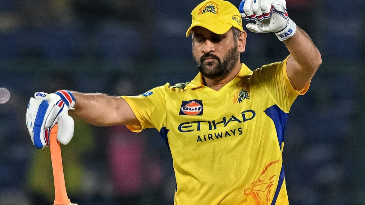 2026 ರ ಐಪಿಎಲ್​ಗೆ ಅದ್ಧೂರಿ ಆರಂಭ ಸಿಕ್ಕಿದೆ. ಮೊದಲ ಪಂದ್ಯವೇ ಅಭಿಮಾನಿಗಳಿಗೆ ಬರಪೂರ ಮನರಂಜನೆ ನೀಡಿದೆ. ಇದೆಲ್ಲದರ ನಡುವೆ ಐದು ಬಾರಿಯ ಚಾಂಪಿಯನ್ ಚೆನ್ನೈ ಸೂಪರ್ ಕಿಂಗ್ಸ್ ತಂಡಕ್ಕೆ ದೊಡ್ಡ ಆಘಾತ ಎದುರಾಗಿದೆ. ತಂಡದ ಐಕಾನ್ ಮತ್ತು ಮಾಜಿ ನಾಯಕ ಎಂಎಸ್ ಧೋನಿ ಕಾಲಿನ ಗಾಯದಿಂದಾಗಿ ಪಂದ್ಯಾವಳಿಯ ಆರಂಭಿಕ ಪಂದ್ಯಗಳಿಂದ ಹೊರಗುಳಿದಿದ್ದಾರೆ. 