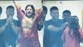 VIDEO: ಅದು ಔಟ್ ಅಲ್ಲಮ್ಮ... ಹೆಂಡ್ತಿ ಕುಣಿಯುವುದನ್ನು ತಡೆದ ಧೋನಿ