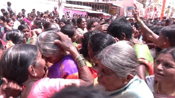 ಅತ್ತಿಗೆ-ನಾದಿನಿಯರು ತಲೆಗೆ ತಲೆ ಡಿಕ್ಕಿ ಹೊಡೆಯುವುದೇ ಹಬ್ಬ!