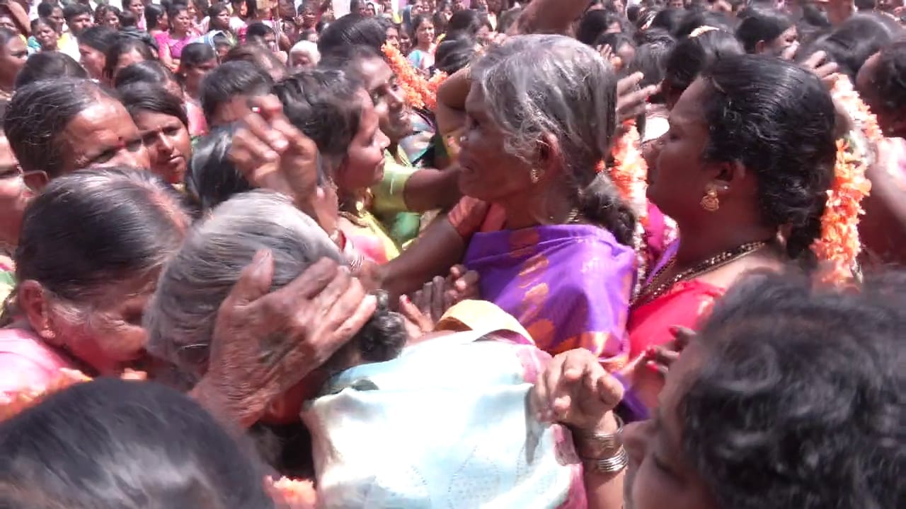 ಚಿಕ್ಕೀರಣ್ಣನ ಮಾಳಿಗೆ ಗ್ರಾಮದಲ್ಲಿ ಬುಡಕಟ್ಟು ಸಮುದಾಯದ ಜನ ವಿಶಿಷ್ಟ ಹಬ್ಬವನ್ನು ಆಚರಿಸುತ್ತಾರೆ. ಅಹೋಬಲ ನರಸಿಂಹಸ್ವಾಮಿ ದೇವರ ಜಾತ್ರೆ, ಉತ್ಸವದ ಅಂಗವಾಗಿ ಈ ಆಚರಣೆ ನಡೆಯುತ್ತದೆ. ದೇವರ ಉತ್ಸವ ಮೆರವಣಿಗೆ ವೇಳೆ ನೆಲಕ್ಕೆ ಬಾಳೆ ಹಣ್ಣು, ಬೆಲ್ಲ ಹಾಕಿ ಸೇವಿಸುವ ಸಾಂಪ್ರದಾಯಿಕ ಮಣೇವು ಸಾಂಪ್ರದಾಯಿಕ ಆಚರಣೆ ಸಹ ಆಚರಿಸಲಾಗುತ್ತದೆ.