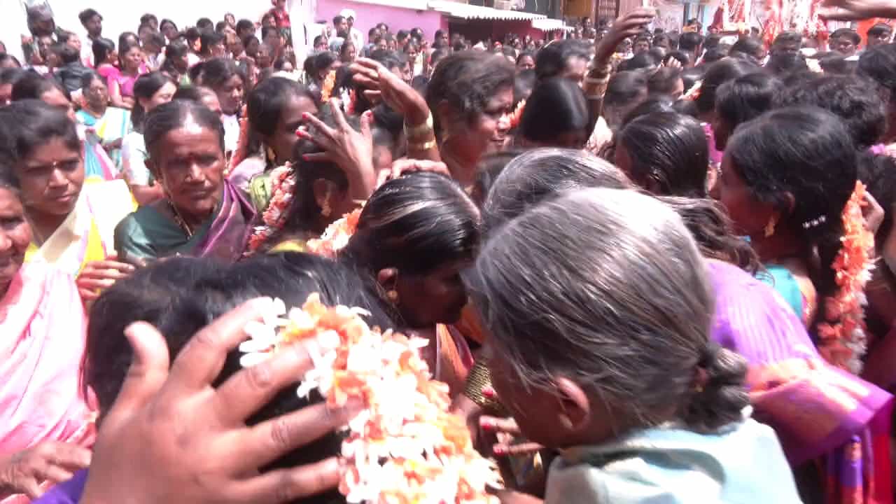 ಕೋಟೆನಾಡು ಚಿತ್ರದುರ್ಗ ಜಿಲ್ಲೆಯ ಹಿರಿಯೂರು ತಾಲೂಕಿನ ಚಿಕ್ಕೀರಣ್ಣನ ಮಾಳಿಗೆ ಗ್ರಾಮದಲ್ಲಿ ಸಂಬಂಧಗಳನ್ನು ಗಟ್ಟಿಗೊಳಿಸುವ ಬುಡಕಟ್ಟು ಸಂಸ್ಕೃತಿಯ ಅಪರೂಪದ ಆಚರಣೆಯೊಂದು ನಡೆಯುತ್ತಿದೆ. ಅದುವೇ ಅತ್ತಿಗೆ ನಾದಿನಿಯರು ತಲೆಗೆ ಡಿಕ್ಕಿ ಹೊಡೆವ ಡಿಕ್ಕಿ ಹಬ್ಬ. ವಿಶಿಷ್ಟ ಆಚರಣೆಗೆ ಸಾವಿರಾರು ಜನರು ಸಾಕ್ಷಿಯಾಗಿದ್ದಾರೆ.