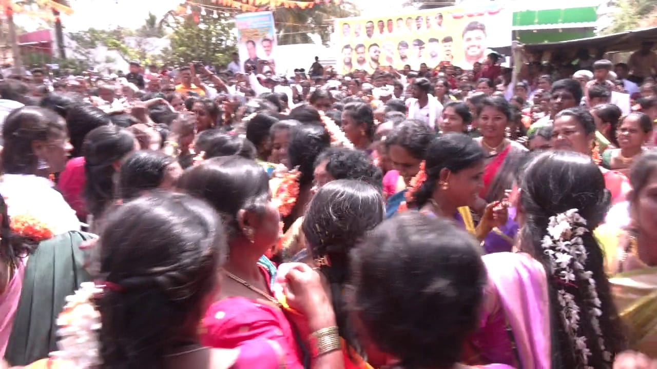 ಇನ್ನು ಈ ಗ್ರಾಮದ ಹೆಣ್ಣುಮಕ್ಕಳು ಅದೆಷ್ಟು ದೂರದ ಊರಿಗೆ ಸೊಸೆಯಾಗಿ ಹೋಗಿದ್ದರೂ ಸಹ ತಪ್ಪದೆ ಈ ಹಬ್ಬಕ್ಕೆ ಬರುತ್ತಾರೆ. ಅತ್ತಿಗೆ, ನಾದಿನಿಯರ ಮಧ್ಯೆ ಏನೇ ವೈಮನಸ್ಸು ಇದ್ದರೂ ಸಹ ಇಂದು ಒಂದಾಗಿ ಹಬ್ಬ ಆಚರಿಸುತ್ತಾರೆ. ಈ ಹಬ್ಬಕ್ಕೆ ಗೈರಾದರೆ ಸಣ್ಣ ತಲೆನೋವು ಬಂದರೂ ಈ ಹಬ್ಬಕ್ಕೆ ಗೈರಾಗಿದ್ದಕ್ಕೆ ಬಂತೆಂಬ ಭಾವನೆ ಮೂಡತ್ತದೆ. ಹೀಗಾಗಿ, ಅತ್ತಿಗೆ ಮತ್ತು ನಾದಿನಿಯರು ಈ ಹಬ್ಬದಲ್ಲಿ ತಪ್ಪದೇ ಪಾಲ್ಗೊಳ್ತಾರೆ ಎನ್ನುತ್ತಾರೆ ರಂಜಿತಾ.