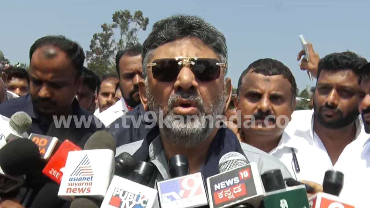 ರಂಭಾಪುರಿ ಪೀಠಕ್ಕೆ ಭೇಟಿ ವೇಳೆ ಮೊಳಗಿತು ‘ಮುಂದಿನ ಸಿಎಂ ಡಿಕೆ ಶಿವಕುಮಾರ್’ ಘೋಷಣೆ: ಡಿಕೆಶಿ ಮಾರ್ಮಿಕ ಮಾತು ರಂಭಾಪುರಿ ಪೀಠಕ್ಕೆ ಭೇಟಿ ವೇಳೆ ಮೊಳಗಿತು ‘ಮುಂದಿನ ಸಿಎಂ ಡಿಕೆ ಶಿವಕುಮಾರ್’ ಘೋಷಣೆ: ಡಿಕೆಶಿ ಮಾರ್ಮಿಕ ಮಾತು