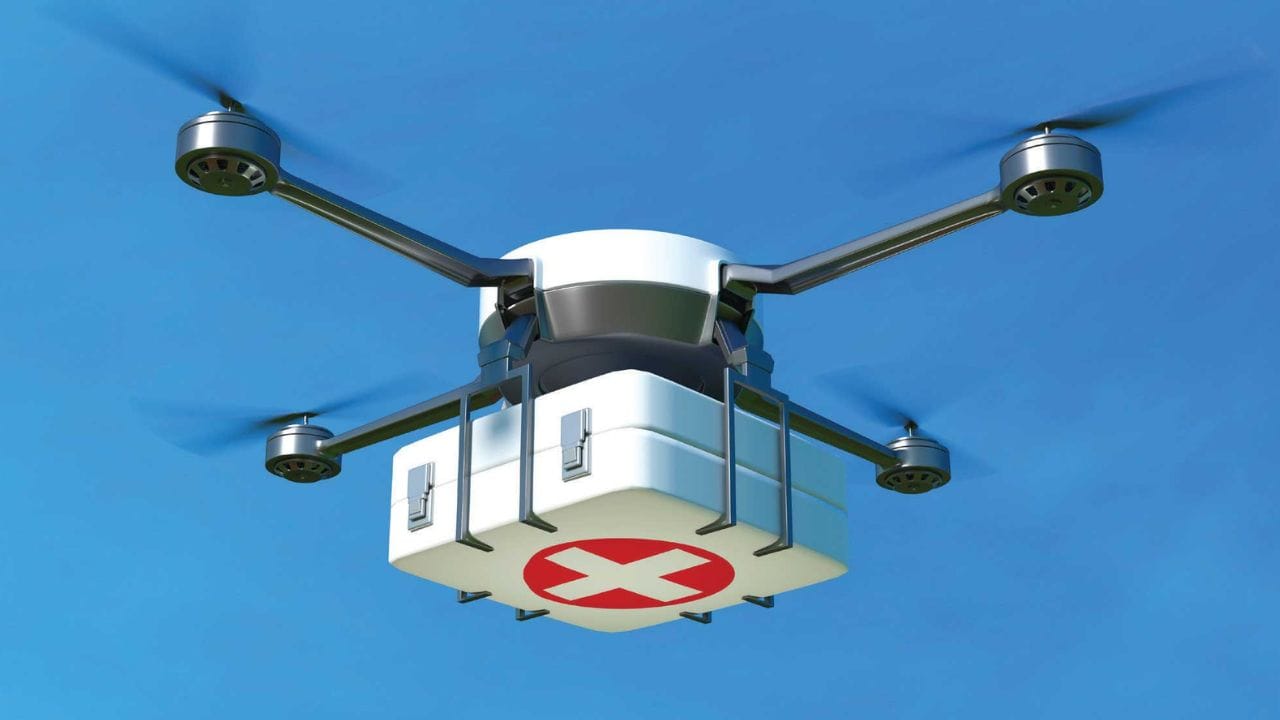 ಬೆಂಗಳೂರಿನ ಟ್ರಾಫಿಕ್​​ ಸಮಸ್ಯೆಯಿಂದಾಗಿ ತುರ್ತು ಚಿಕಿತ್ಸೆ ಅಗತ್ಯವಿರುವ ಅದೆಷ್ಟೋ ಮಂದಿ ಪ್ರಾಣ ತೆತ್ತಿದ್ದಾರೆ. ಸಮಯಕ್ಕೆ ಸರಿಯಾಗಿ ಔಷಧ, ಚಿಕಿತ್ಸೆಗೆ ಅಗತ್ಯ ವಸ್ತುಗಳ ಸಾಗಾಟಕ್ಕೂ ವಾಹನಗಳ ದಟ್ಟಣೆ ಅಡ್ಡಗಾಲಾಗಿ ಪರಿಣಮಿಸಿದೆ. ಇದಕ್ಕೆ ಪರಿಹಾರ ಹುಡುಕುವ ನಿಟ್ಟಿನಲ್ಲಿ ನಾರಾಯಣ ಹೆಲ್ತ್​​ ಮತ್ತು  ಡ್ರೋನ್ ಸ್ಟಾರ್ಟ್‌ಅಪ್ Airbound ಒಟ್ಟಾಗಿ ಆರಂಭಿಸಿರುವ ಪೈಲಟ್ ಯೋಜನೆ,  ಟ್ರಾಫಿಕ್ ಸಮಸ್ಯೆ ಮೀರಿ ಅಗತ್ಯ ವೈದ್ಯಕೀಯ ಸಾಮಗ್ರಿಗಳು ಮತ್ತು ಪರೀಕ್ಷಾ ಮಾದರಿಗಳನ್ನು ಸಮಯಕ್ಕೆ ಸರಿಯಾಗಿ ತಲುಪಿಸುವ ಮೂಲಕ ಜೀವಗಳನ್ನು ಉಳಿಸುವ ಹೊಸ ಮಾರ್ಗವನ್ನು ತೋರಿಸಿದೆ.