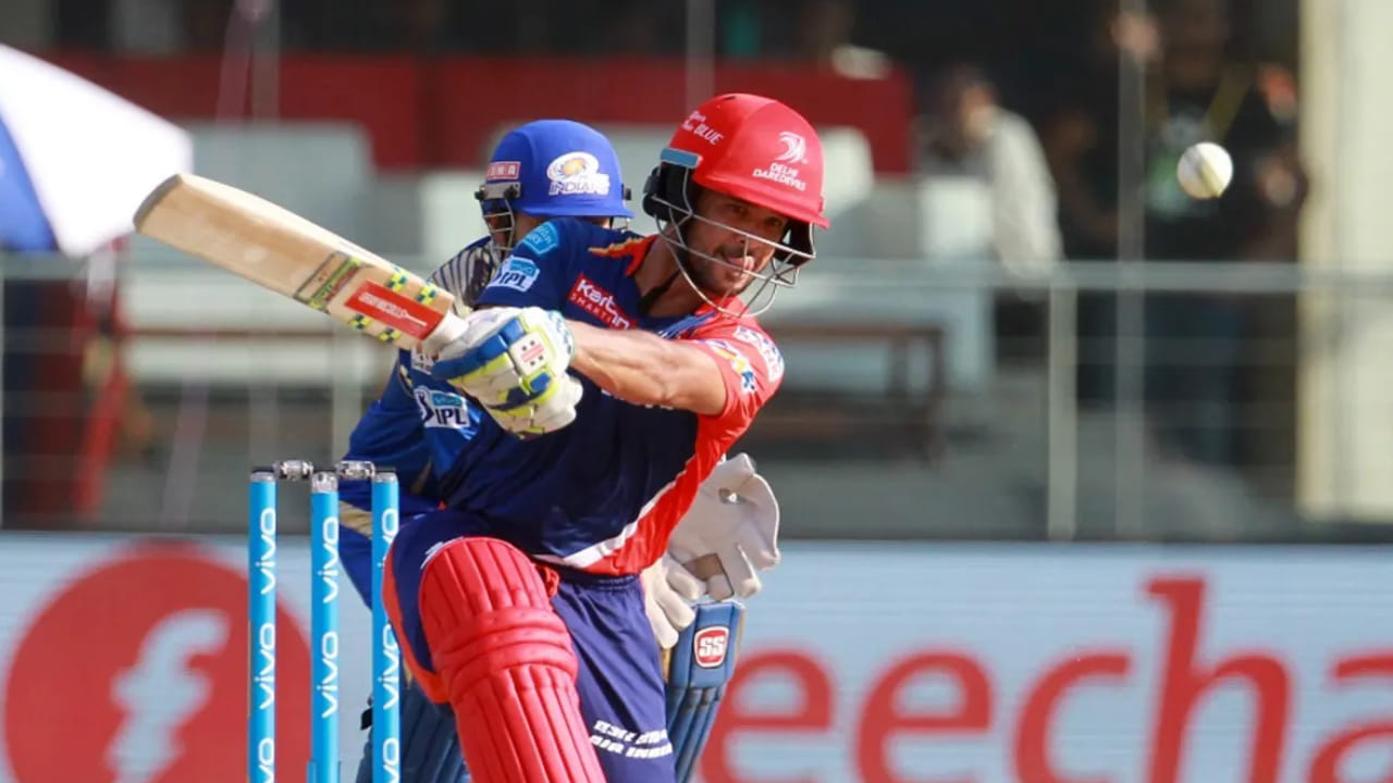 ಈ ಪಟ್ಟಿಯಲ್ಲಿ ದಕ್ಷಿಣ ಆಫ್ರಿಕಾದ ಬ್ಯಾಟ್ಸ್‌ಮನ್ ಜೆಪಿ ಡುಮಿನಿ ಮೂರನೇ ಸ್ಥಾನದಲ್ಲಿ ಇದ್ದಾರೆ. ಅವರು ಬುಮ್ರಾ ವಿರುದ್ಧ ಕೇವಲ 33 ಎಸೆತಗಳಲ್ಲಿ ಆರು ಸಿಕ್ಸರ್‌ಗಳು ಸೇರಿದಂತೆ 70 ರನ್‌ ಕಲೆಹಾಕಿದ್ದಾರೆ.
