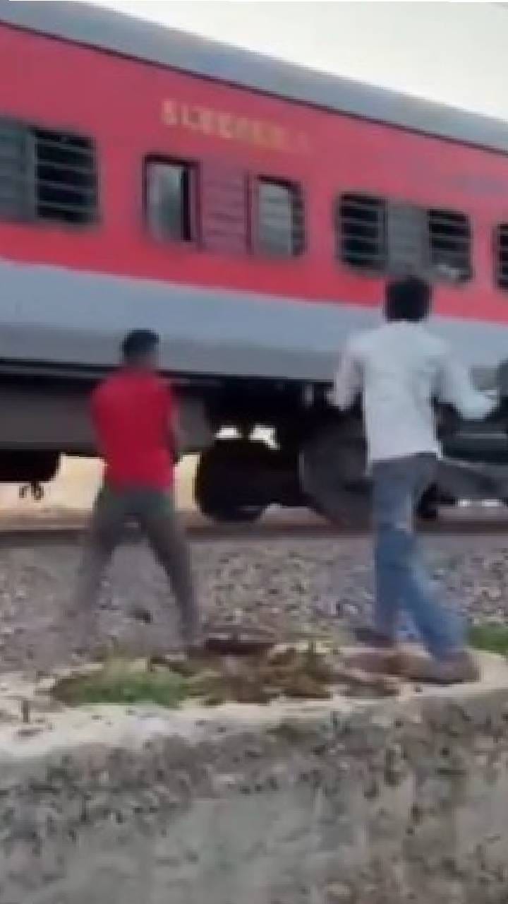 ಚಲಿಸುತ್ತಿರುವ ರೈಲಿನ ಮೇಲೆ ಸಗಣಿ ಎಸೆದ ಬಾಲಕರು