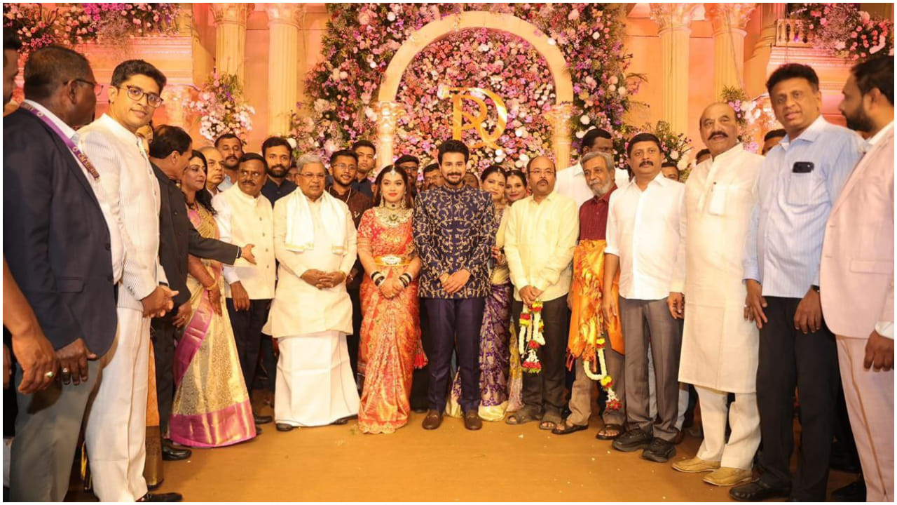 ಇತ್ತೀಚೆಗೆ ಹಸೆಮಣೆ ಏರಿರುವ ನಟ ದುಷ್ಯಂತ್ ಮತ್ತು ರಚನಾ ಅವರು ಬೆಂಗಳೂರಿನಲ್ಲಿ ಆರತಕ್ಷತೆ ಕಾರ್ಯಕ್ರಮ ಮಾಡಿದ್ದಾರೆ. ಸಿನಿಮಾ, ರಾಜಕೀಯ ಮುಂತಾದ ಕ್ಷೇತ್ರಗಳ ಅನೇಕ ಗಣ್ಯರು ಆಗಮಿಸಿದ್ದಾರೆ.