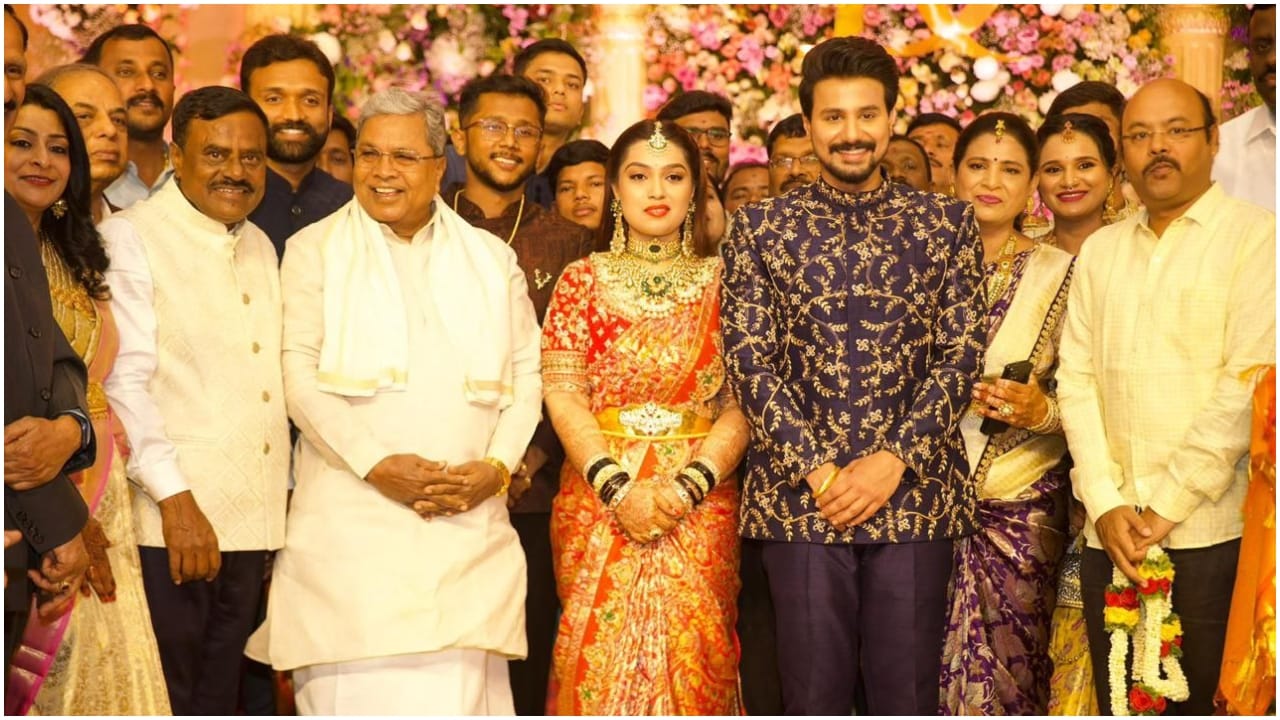 ಮುಖ್ಯಮಂತ್ರಿ ಸಿದ್ದರಾಮಯ್ಯ ಅವರು ರಾಜಕೀಯದ ಕೆಲಸಗಳ ನಡುವೆ ಬಿಡುವು ಮಾಡಿಕೊಂಡು ಆರತಕ್ಷತೆ ಕಾರ್ಯಕ್ರಮಕ್ಕೆ ಬಂದಿದ್ದಾರೆ. ಅವರ ಆಗಮನದಿಂದ ದುಷ್ಯಂತ್ ಮತ್ತು ರಚನಾ ಖುಷಿಯಾಗಿದ್ದಾರೆ.