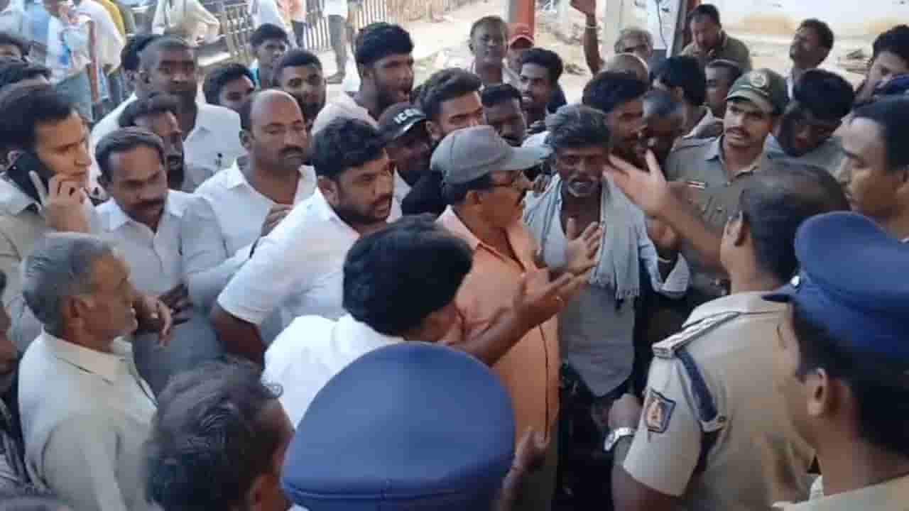 ಪ್ರಾಥಮಿಕ ಕೃಷಿ ಪತ್ತಿನ ಸಹಕಾರ ಸಂಘದ ಎಲೆಕ್ಷನ್ ವೇಳೆ ಹೈಡ್ರಾಮಾ: ಚುನಾವಣಾ ಅಧಿಕಾರಿಯಿಂದಲೇ ಕಳ್ಳ ಮತದಾನ?