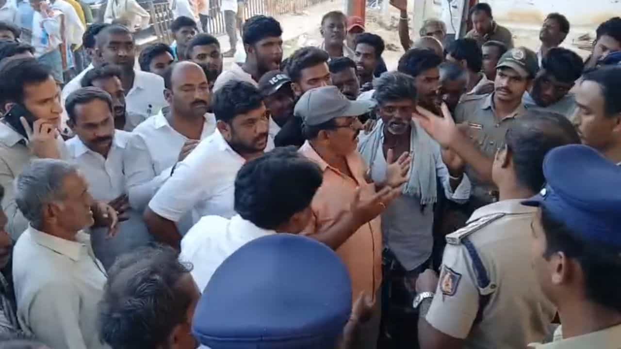 ಪ್ರಾಥಮಿಕ ಕೃಷಿ ಪತ್ತಿನ ಸಹಕಾರ ಸಂಘದ ಎಲೆಕ್ಷನ್​​ ವೇಳೆ ಹೈಡ್ರಾಮಾ: ಚುನಾವಣಾ ಅಧಿಕಾರಿಯಿಂದಲೇ ಕಳ್ಳ ಮತದಾನ?