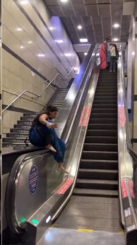 ಸೀರೆಯುಟ್ಟು ಎಸ್ಕಲೇಟರ್​ ಮೇಲೆ ಮಹಿಳೆಯ ಸರ್ಕಸ್; ಇದೆಲ್ಲ ಬೇಕಾ?