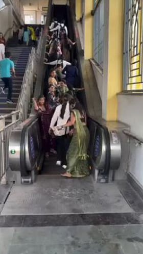 ಎಸ್ಕಲೇಟರ್ ಮೇಲೇ ಕೂದಲು ಹಿಡಿದು ಯುವತಿಯರ ಕಿತ್ತಾಟ