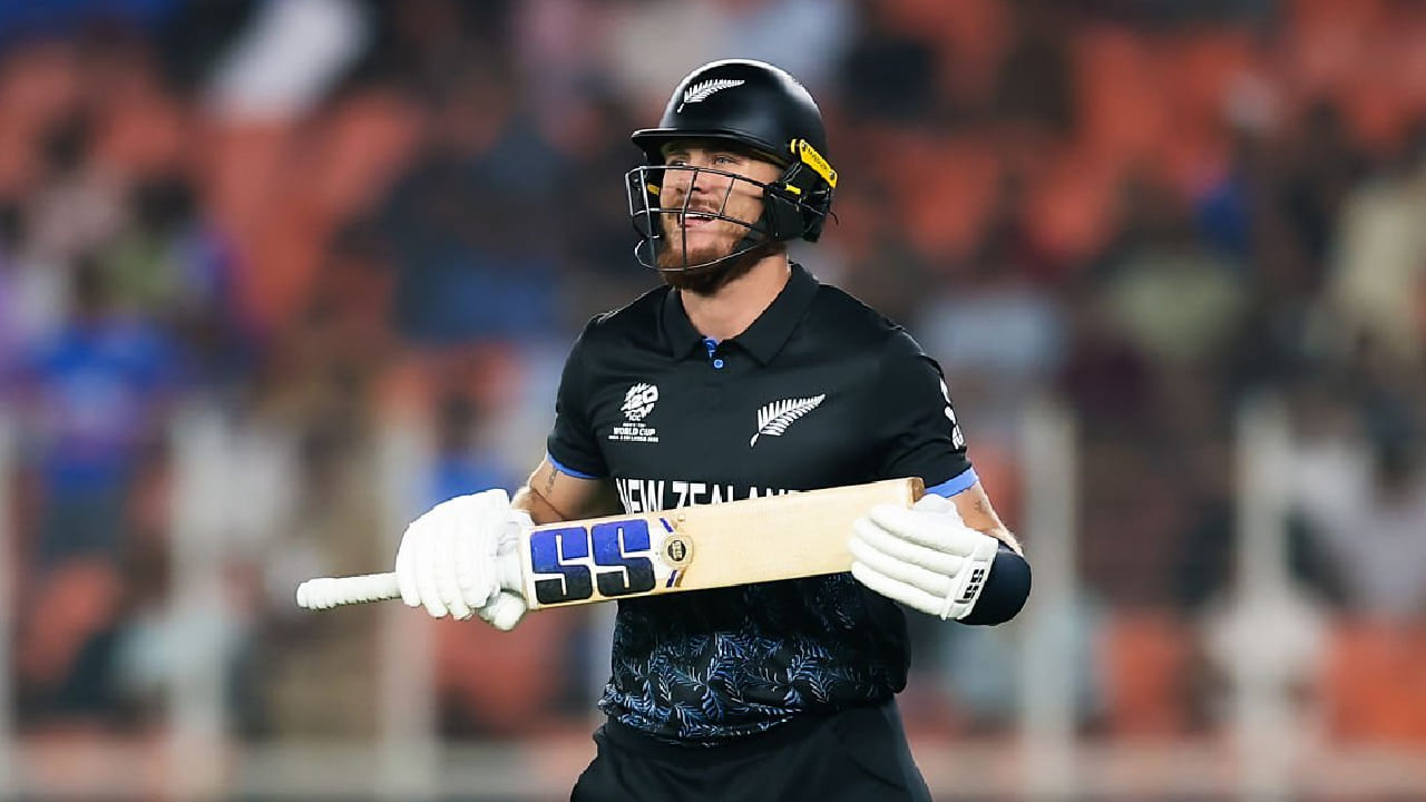 4 ಡಾಟ್​ ಬಾಲ್​: ಫಿನ್ ಅಲೆನ್ ಅವರ ಈ ಭರ್ಜರಿ ಇನಿಂಗ್ಸ್​ನಲ್ಲಿ ಕೇವಲ 4 ಡಾಟ್ ಬಾಲ್​ಗಳು ಮಾತ್ರ ಇತ್ತು. ಅಂದರೆ 33 ಎಸೆತಗಳಲ್ಲಿ ಅವರು ರನ್​ಗಳಿಸದಿರುವುದು ಕೇವಲ 4 ಎಸೆತಗಳಲ್ಲಿ ಮಾತ್ರ. ಈ ಮೂಲಕ ಟಿ20ನ ವಿಶ್ವಕಪ್​ನ ಸೆಮಿಫೈನಲ್​ನಲ್ಲಿ ಕನಿಷ್ಠ ಡಾಟ್ ಬಾಲ್​ಗಳೊಂದಿಗೆ ಗರಿಷ್ಠ ಸ್ಕೋರ್​ಗಳಿಸಿದ ಬ್ಯಾಟರ್ ಎನಿಸಿಕೊಂಡಿದ್ದಾರೆ.