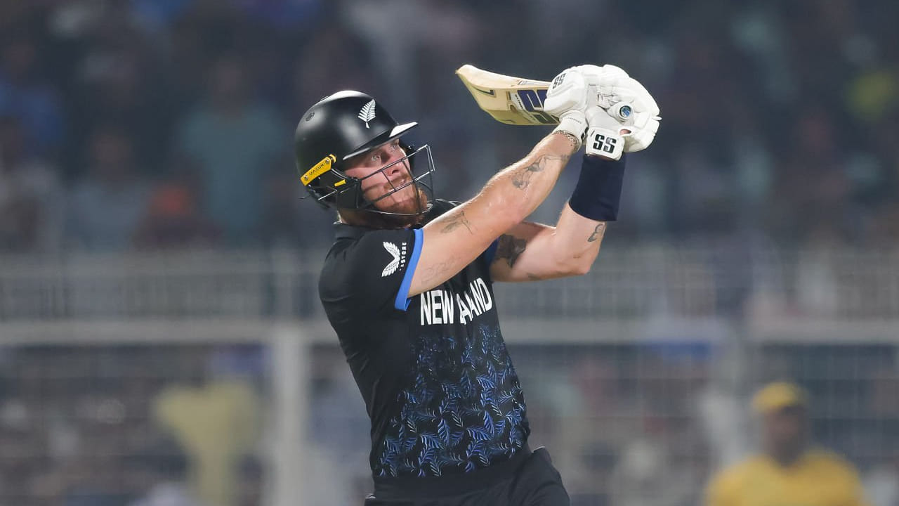 ಅತಿ ಹೆಚ್ಚು ಸಿಕ್ಸರ್: ಟಿ20 ವಿಶ್ವಕಪ್‌ ಇತಿಹಾಸದಲ್ಲೇ ಆವೃತ್ತಿಯೊಂದರಲ್ಲಿ ಅತ್ಯಧಿಕ ಸಿಕ್ಸ್​ ಸಿಡಿಸಿದ ವಿಶ್ವ ದಾಖಲೆಯನ್ನು ಅಲೆನ್ ತಮ್ಮದಾಗಿಸಿಕೊಂಡಿದ್ದಾರೆ. ಈ ಬಾರಿಯ ಟೂರ್ನಿಯಲ್ಲಿ ಒಟ್ಟು 20 ಸಿಕ್ಸರ್ ಸಿಡಿಸುವ ಮೂಲಕ ಶಿಮ್ರಾನ್ ಹೆಟ್ಮೆಯರ್ (19 ಸಿಕ್ಸರ್​) ಅವರ ದಾಖಲೆಯನ್ನು ಮುರಿದಿದ್ದಾರೆ.