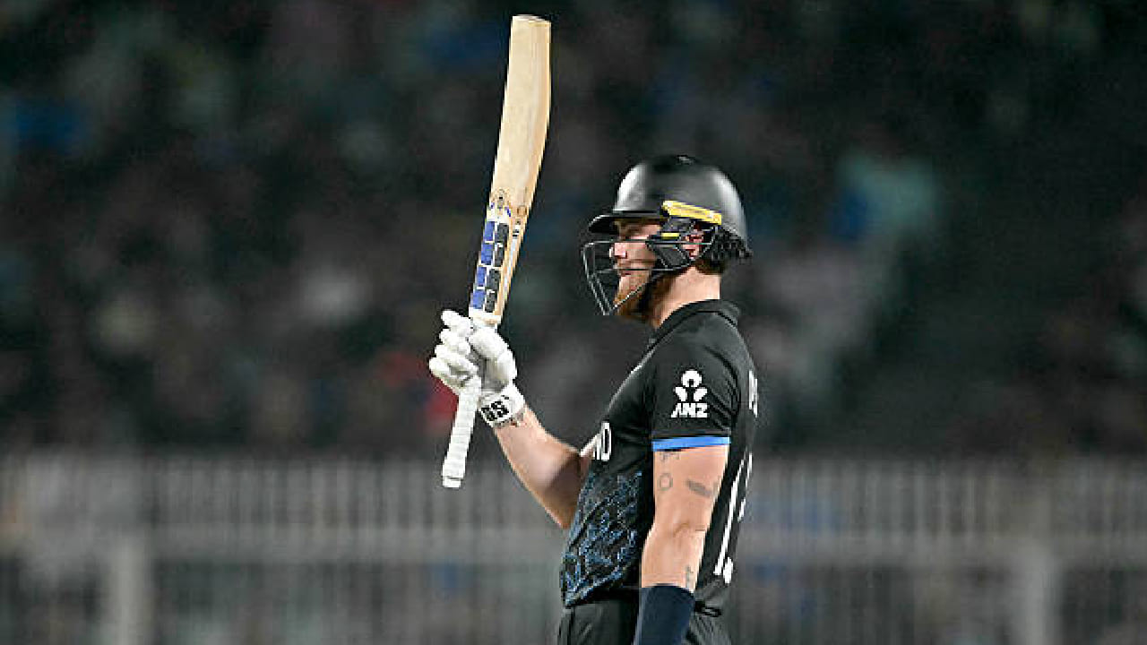 ಅತಿ ವೇಗದ ಅರ್ಧಶತಕ: ಟಿ20 ವಿಶ್ವಕಪ್​ನ ನಾಕೌಟ್ ಪಂದ್ಯದಲ್ಲಿ ಅತೀ ವೇಗದ ಅರ್ಧಶತಕ ಸಿಡಿಸಿದ ದಾಖಲೆಯನ್ನು ಅಲೆನ್ ತಮ್ಮದಾಗಿಸಿಕೊಂಡಿದ್ದಾರೆ. ಇದಕ್ಕೂ ಮುನ್ನ ಈ ದಾಖಲೆ ಯುವರಾಜ್ ಸಿಂಗ್ (20 ಎಸೆತಗಳು) ಹೆಸರಿನಲ್ಲಿತ್ತು. ಇದೀಗ ಕೇವಲ 19 ಎಸೆತಗಳಲ್ಲಿ 50 ರನ್ ಪೂರೈಸುವ ಮೂಲಕ ಭರ್ಜರಿ ದಾಖಲೆ ನಿರ್ಮಿಸಿದ್ದಾರೆ.