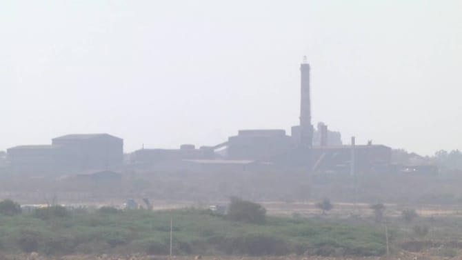 ಕೊಪ್ಪಳ ಜನರ ಆಕ್ರೋಶಕ್ಕೆ ಮಣಿದ ಜಿಲ್ಲಾಡಳಿತ: ಕಾರ್ಖಾನೆಗಳಿಗೆ ಬೀಗ ಫಿಕ್ಸ್