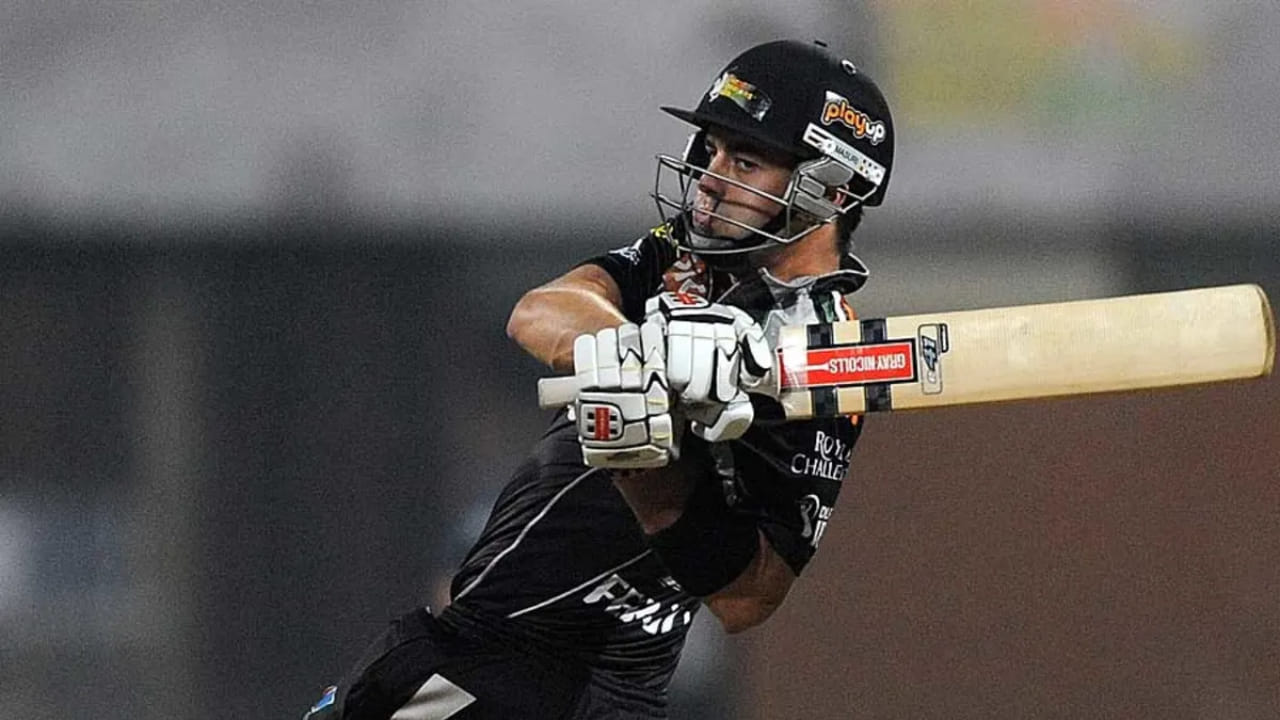 ಪುಣೆ ವಾರಿಯರ್ಸ್ ತಂಡದ ಮತ್ತೊಬ್ಬ ಆಟಗಾರ ಕ್ಯಾಲಮ್ ಫರ್ಗುಸನ್ ಕೂಡ ಐಪಿಎಲ್‌ನಲ್ಲಿ ಒಂಬತ್ತು ಪಂದ್ಯಗಳನ್ನು ಆಡಿದ್ದು, ಸಿಕ್ಸರ್ ಖಾತೆ ತೆರೆದಿಲ್ಲ. ಈ ಆಸ್ಟ್ರೇಲಿಯಾದ ಬ್ಯಾಟ್ಸ್‌ಮನ್ ಐಪಿಎಲ್‌ನಲ್ಲಿ 98 ರನ್ ಬಾರಿಸಿದ್ದಾರೆ.