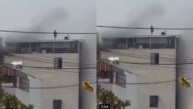 ಜನರನ್ನು ರಕ್ಷಿಸಲು ಸುತ್ತಿಗೆಯಿಂದ ಛಾವಣಿ ಒಡೆದು ನುಗ್ಗಿದ ಯುವಕರು