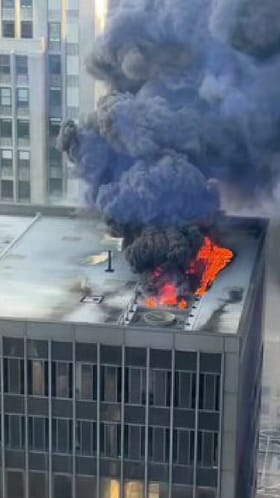 ನ್ಯೂಯಾರ್ಕ್​ನ ಮ್ಯಾನ್​ಹ್ಯಾಟನ್​ನಲ್ಲಿ ಭಾರೀ ಬೆಂಕಿ ದುರಂತ