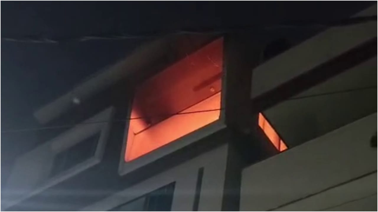 ಬೆಂಗಳೂರಿನ ಗಾಯತ್ರಿ ನಗರದ ಮನೆಯಲ್ಲಿ ಅಗ್ನಿ ಅವಘಡ: ಮಹಿಳೆ ಸಾವು, ಮೂವರ ರಕ್ಷಣೆ ಬೆಂಗಳೂರಿನ ಗಾಯತ್ರಿ ನಗರದ ಮನೆಯಲ್ಲಿ ಅಗ್ನಿ ಅವಘಡ: ಮಹಿಳೆ ಸಾವು, ಮೂವರ ರಕ್ಷಣೆ