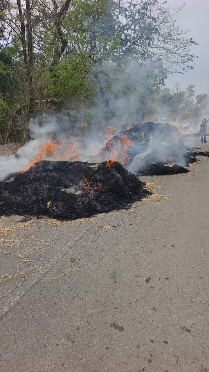ವಿದ್ಯುತ್ ತಂತಿ ತಗುಲಿ‌ ಹುಲ್ಲು ಸಾಗಿಸುತ್ತಿದ್ದ ಟ್ಯ್ರಾಕ್ಟರ್‌ಗೆ ಬೆಂಕಿ