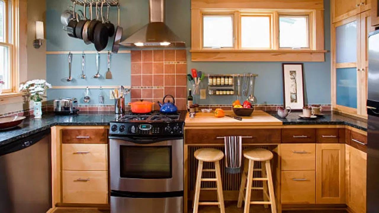 Vasthu Tips: ಅಡುಗೆಮನೆಯೊಳಗೆ ಚಪ್ಪಲಿ ಧರಿಸಬಾರದೇ? ವಾಸ್ತು ತಜ್ಞರು ಹೇಳುವುದೇನು?