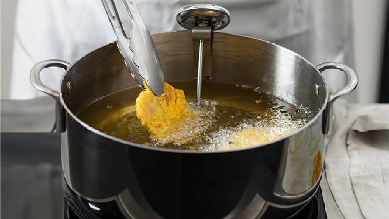 ಒಮ್ಮೆ ಫ್ರೈ ಮಾಡಲು ಬಳಸಿದ ಎಣ್ಣೆಯನ್ನು ಪದೇ ಪದೇ ಬಿಸಿ ಮಾಡಿ ಬಳಸುವುದರಿಂದಲೂ ಕ್ಯಾನ್ಸರ್ ಬರಬಹುದು ಒಮ್ಮೆ ಫ್ರೈ ಮಾಡಲು ಬಳಸಿದ ಎಣ್ಣೆಯನ್ನು ಪದೇ ಪದೇ ಬಿಸಿ ಮಾಡಿ ಬಳಸುವುದರಿಂದಲೂ ಕ್ಯಾನ್ಸರ್ ಬರಬಹುದು