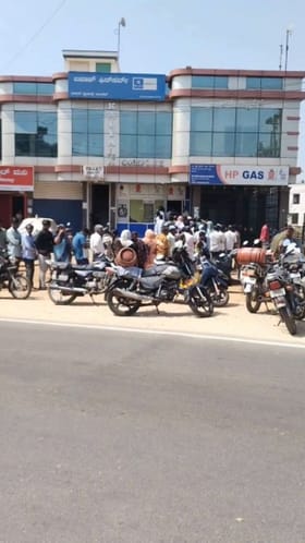 ಗ್ಯಾಸ್ ಸಿಲಿಂಡರ್ ಬುಕ್ಕಿಂಗ್​ ಮಾಡಲು ಕ್ಯೂ ನಿಂತ ಜನ