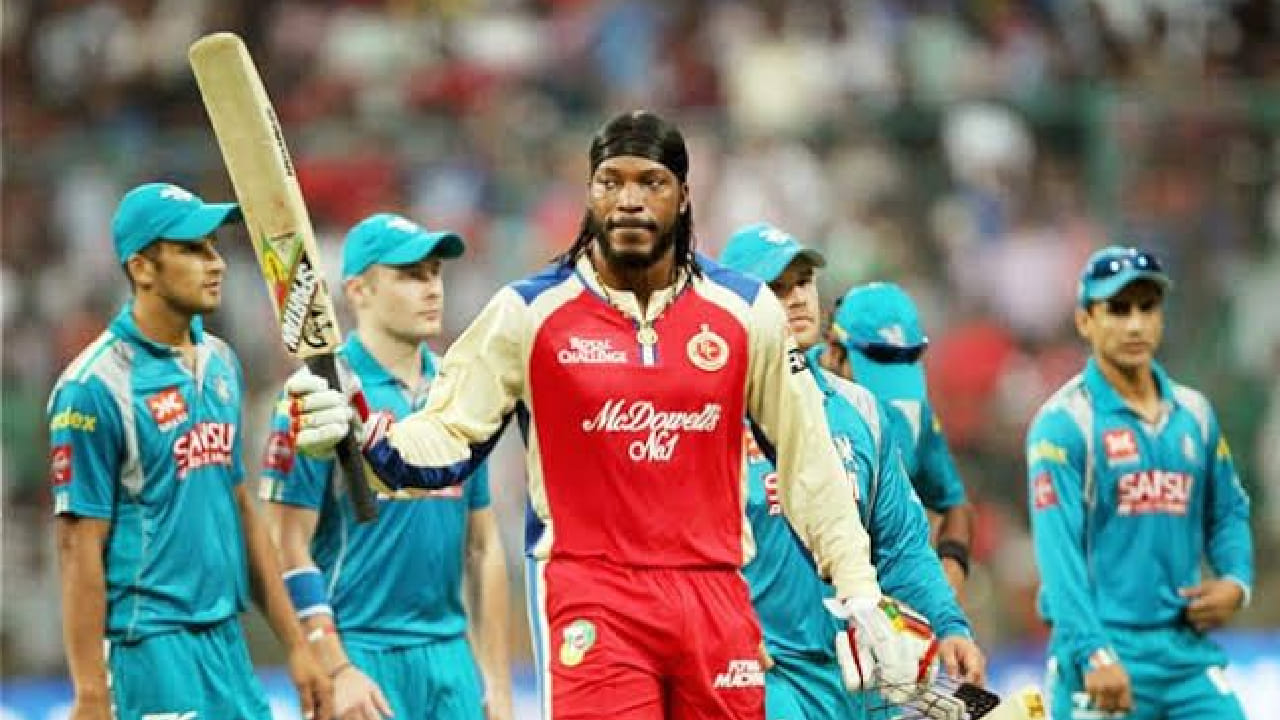 2013 ರಲ್ಲಿ ರಾಯಲ್ ಚಾಲೆಂಜರ್ಸ್ ಬೆಂಗಳೂರು ಪರ ಕಣಕ್ಕಿಳಿದಿದ್ದ ಕ್ರಿಸ್ ಗೇಲ್ ಪುಣೆ ವಾರಿಯರ್ಸ್ ವಿರುದ್ಧದ ಪಂದ್ಯದಲ್ಲಿ ಕೇವಲ 30 ಎಸೆತಗಳಲ್ಲಿ ಶತಕ ಸಿಡಿಸಿದ್ದರು. ಅಷ್ಟೇ ಅಲ್ಲದೆ 66 ಎಸೆತಗಳಲ್ಲಿ 175 ರನ್ ಬಾರಿಸಿ ಹೊಸ ಇತಿಹಾಸ ನಿರ್ಮಿಸಿದ್ದರು. 