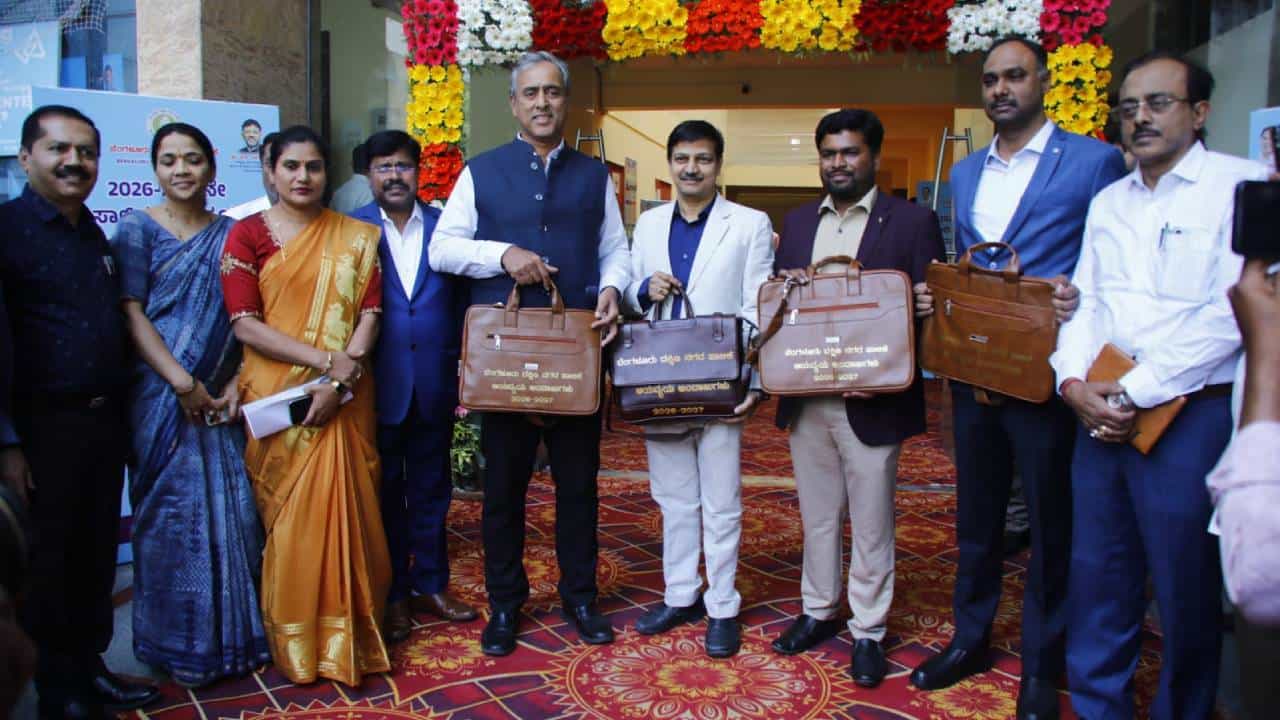 GBA Budget: ಜಿಬಿಎ ಅಡಿಯಲ್ಲಿನ ಐದು ಪಾಲಿಕೆಗಳ ಬಜೆಟ್ ಮಂಡನೆ; ಬೆಂಗಳೂರಿನ ಅಭಿವೃದ್ಧಿಗೆ 20,213 ಕೋಟಿ ರೂ GBA Budget: ಜಿಬಿಎ ಅಡಿಯಲ್ಲಿನ ಐದು ಪಾಲಿಕೆಗಳ ಬಜೆಟ್ ಮಂಡನೆ; ಬೆಂಗಳೂರಿನ ಅಭಿವೃದ್ಧಿಗೆ 20,213 ಕೋಟಿ ರೂ