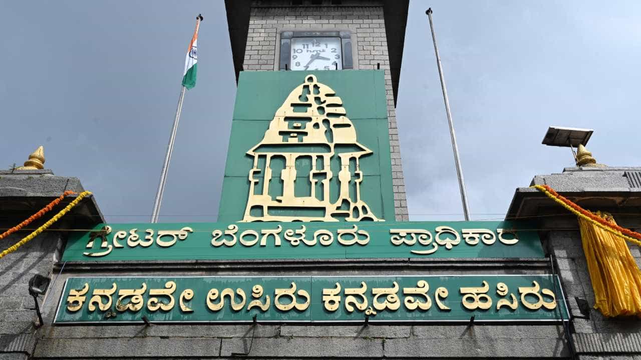 ದಶಕಕ್ಕಿಂತ ಹೆಚ್ಚು ಅವಧಿಯ ನಂತರ ಬೆಂಗಳೂರಿನಲ್ಲಿ ವಾರ್ಡ್ ಕಾರ್ಪೊರೇಟರ್ ಚುನಾವಣೆ ನಡೆಯಲು ಸಿದ್ಧತೆಗಳು ಆರಂಭವಾಗಿವೆ. ಸುಪ್ರೀಂ ಕೋರ್ಟ್ ಆದೇಶದ ಹಿನ್ನೆಲೆ ಹೊಸದಾಗಿ ರಚನೆಯಾದ ಗ್ರೇಟರ್ ಬೆಂಗಳೂರು ಅಥಾರಿಟಿ ಹಾಗೂ ರಾಜ್ಯ ಚುನಾವಣಾ ಆಯೋಗ ಜೂನ್ ಅಂತ್ಯದೊಳಗೆ ಚುನಾವಣೆ ನಡೆಸಲು ಸಜ್ಜಾಗಿವೆ. ಮೊದಲ ಹಂತವಾಗಿ ಕರಡು ಮತದಾರರ ಪಟ್ಟಿಯನ್ನು ಪ್ರಕಟಿಸಲಾಗಿದೆ.
