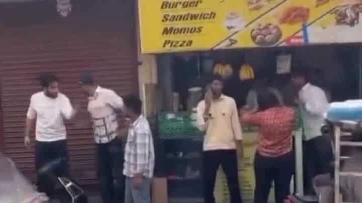 Video: ಪ್ರಪೋಸ್ ಮಾಡಿದ ಯುವಕನ ಮೇಲೆ ಟೀ ಟ್ರೇ ಎಸೆದ ಯುವತಿ, ಆಮೇಲೇನಾಯ್ತು ನೋಡಿ Video: ಪ್ರಪೋಸ್ ಮಾಡಿದ ಯುವಕನ ಮೇಲೆ ಟೀ ಟ್ರೇ ಎಸೆದ ಯುವತಿ, ಆಮೇಲೇನಾಯ್ತು ನೋಡಿ