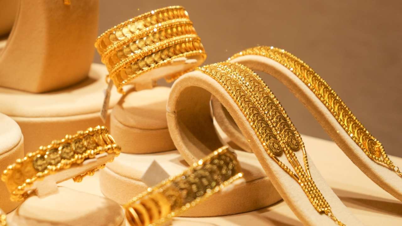 Gold Rates: ಚಿನ್ನದ ಬೆಲೆ 10 ಗ್ರಾಮ್ಗೆ 1,800 ರೂ ಇಳಿಕೆ; ಇಲ್ಲಿದೆ ದರಪಟ್ಟಿ Gold Rates: ಚಿನ್ನದ ಬೆಲೆ 10 ಗ್ರಾಮ್ಗೆ 1,800 ರೂ ಇಳಿಕೆ; ಇಲ್ಲಿದೆ ದರಪಟ್ಟಿ