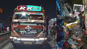 ನಿಂತಿದ್ದ ಈಚರ್​ ವಾಹನಕ್ಕೆ ಗೂಡ್ಸ್ ಆಟೋ ಡಿಕ್ಕಿ: ಮೂವರು ದಾರುಣ ಸಾವು