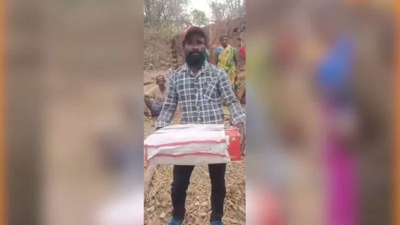 ಆಂಬ್ಯುಲೆನ್ಸ್ ನೀಡಲು ನಿರಾಕರಣೆ: ಕಣ್ಣೀರು ಹಾಕುತ್ತ ಮಗುವಿನ ಮೃತ ದೇಹವನ್ನು ರಟ್ಟಿನ ಪೆಟ್ಟಿಗೆಯಲ್ಲಿ ಕೊಂಡೊಯ್ದ ತಂದೆ ಆಂಬ್ಯುಲೆನ್ಸ್ ನೀಡಲು ನಿರಾಕರಣೆ: ಕಣ್ಣೀರು ಹಾಕುತ್ತ ಮಗುವಿನ ಮೃತ ದೇಹವನ್ನು ರಟ್ಟಿನ ಪೆಟ್ಟಿಗೆಯಲ್ಲಿ ಕೊಂಡೊಯ್ದ ತಂದೆ