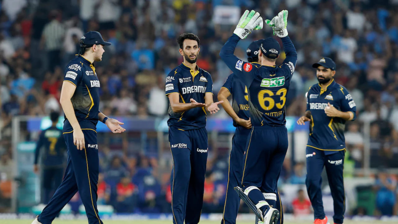 ಗುಜರಾತ್: ಶುಭಮನ್ ಗಿಲ್ (ನಾಯಕ), ಸಾಯಿ ಸುದರ್ಶನ್, ಜೋಸ್ ಬಟ್ಲರ್ (ವಿಕೆಟ್ ಕೀಪರ್), ಗ್ಲೆನ್ ಫಿಲಿಪ್ಸ್, ವಾಷಿಂಗ್ಟನ್ ಸುಂದರ್, ಶಾರುಖ್ ಖಾನ್, ರಾಹುಲ್ ತೆವಾಟಿಯಾ, ರಶೀದ್ ಖಾನ್, ಕಗಿಸೊ ರಬಾಡ, ಮೊಹಮ್ಮದ್ ಸಿರಾಜ್, ಪ್ರಸಿದ್ಧ್ ಕೃಷ್ಣ.
