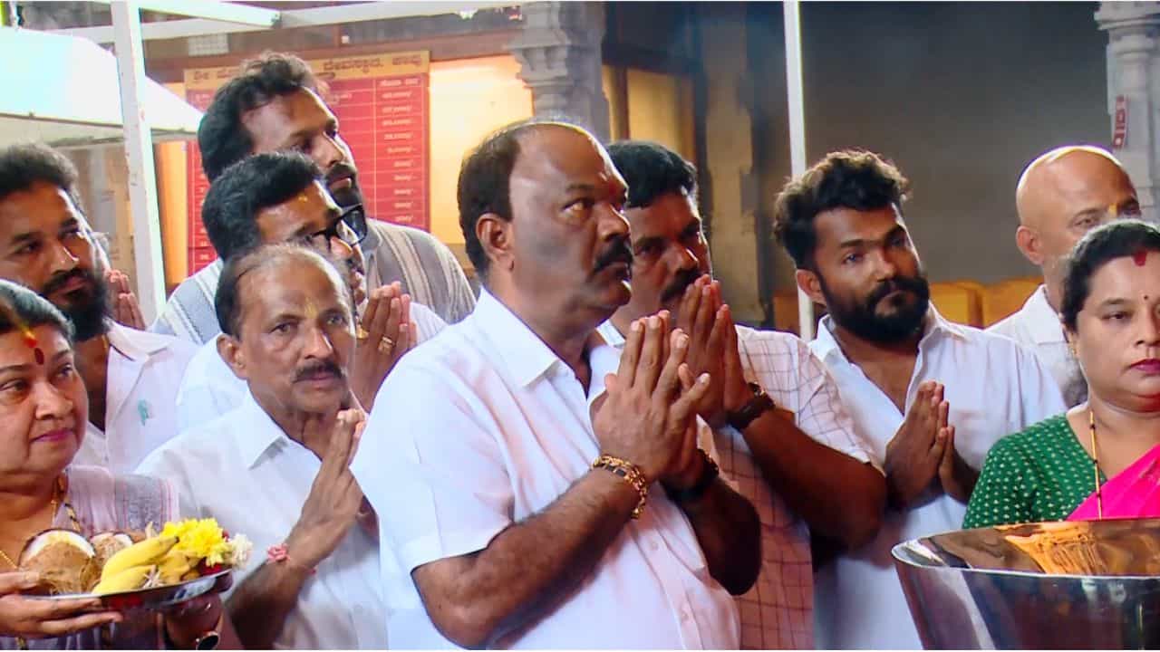 ಕಾಪು ವಿಧಾನಸಭಾ ಕ್ಷೇತ್ರದಲ್ಲಿ ಹಾಲಿ Vs ಮಾಜಿ ಶಾಸಕರ ವಾರ್: ದೇವರ ಅಂಗಳ ತಲುಪಿದ ರಾಜಕೀಯ ಕಚ್ಚಾಟ ಕಾಪು ವಿಧಾನಸಭಾ ಕ್ಷೇತ್ರದಲ್ಲಿ ಹಾಲಿ Vs ಮಾಜಿ ಶಾಸಕರ ವಾರ್: ದೇವರ ಅಂಗಳ ತಲುಪಿದ ರಾಜಕೀಯ ಕಚ್ಚಾಟ