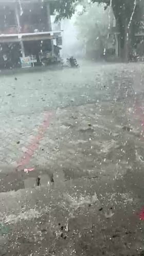 ಎಂಥಾ ಮಳೆ! ರಸ್ತೆಯುದ್ದಕ್ಕೂ ಆಲಿಕಲ್ಲು ರಾಶಿ