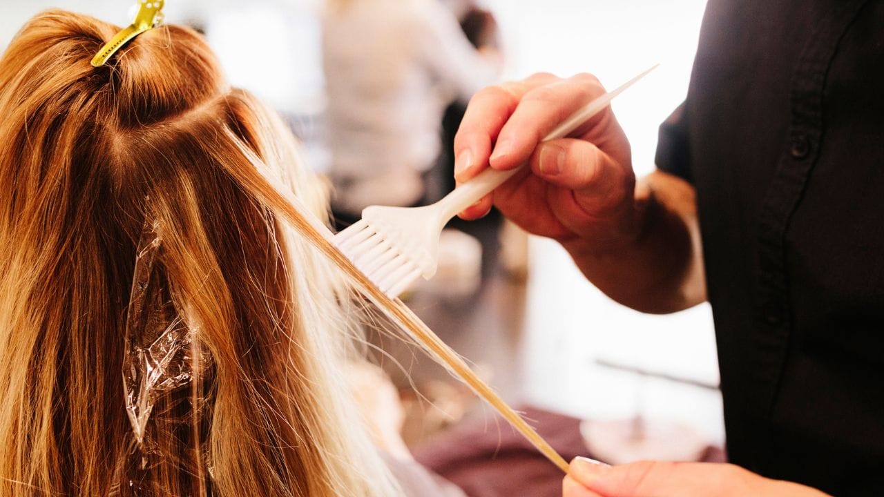 ಕೂದಲಿಗೆ ಹೇರ್ ಡೈ ಹಚ್ಚುತ್ತೀರಾ? ಹಾಗಿದ್ರೆ ಮಿಸ್ ಮಾಡ್ದೆ ಈ ಸ್ಟೋರಿ ಓದಿ