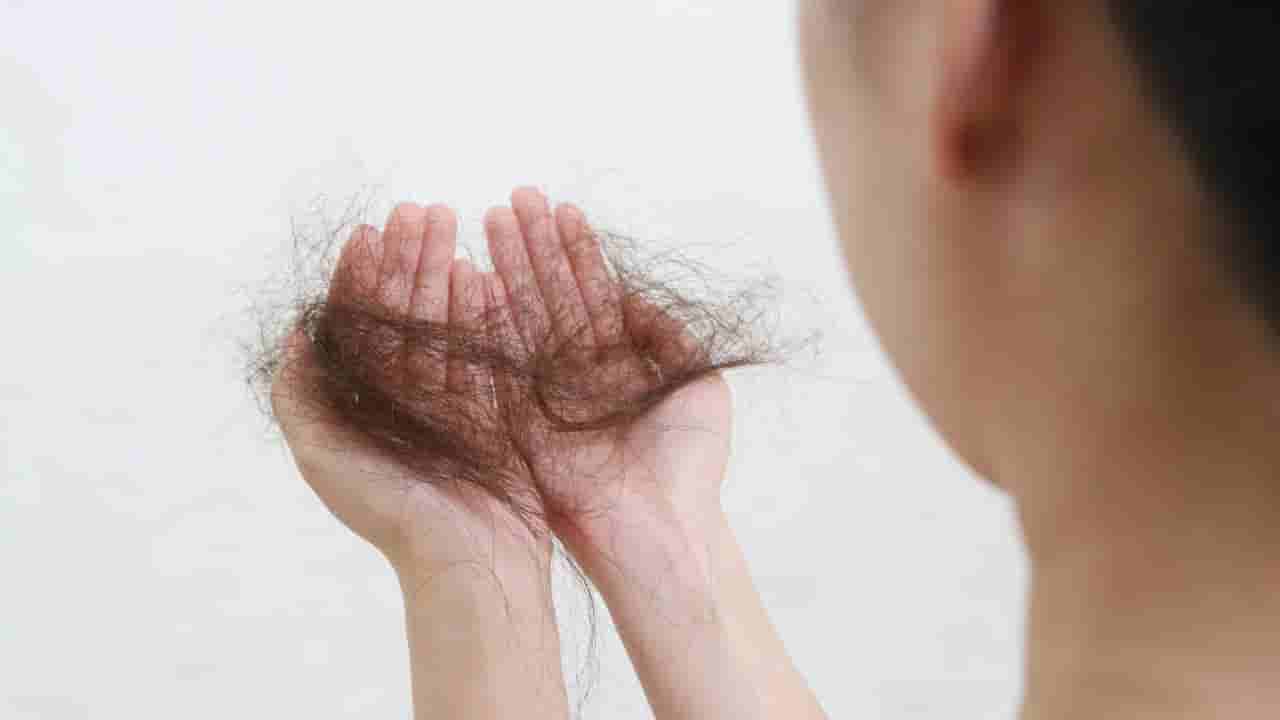 ಅತಿಯಾಗಿ ಕೂದಲು ಉದುರುತ್ತಿದೆಯೇ? ಹಾಗಿದ್ರೆ ನಿರ್ಲಕ್ಷ್ಯ ಮಾಡ್ಬೇಡಿ ಇದು ಈ ರೋಗದ ಸೂಚನೆಯಾಗಿರಬಹುದು