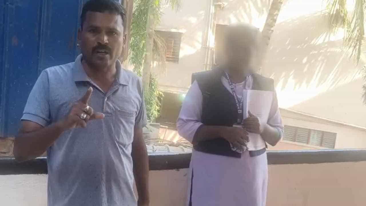 ಶುಲ್ಕ ಕಟ್ಟಿಲ್ಲವೆಂದು ಬೈಕ್ ಅಡವಿಟ್ಟುಕೊಂಡು ವಿದ್ಯಾರ್ಥಿಗೆ ಹಾಲ್ ಟಿಕೆಟ್ ನೀಡಿದ ಕಾಲೇಜು ಶುಲ್ಕ ಕಟ್ಟಿಲ್ಲವೆಂದು ಬೈಕ್ ಅಡವಿಟ್ಟುಕೊಂಡು ವಿದ್ಯಾರ್ಥಿಗೆ ಹಾಲ್ ಟಿಕೆಟ್ ನೀಡಿದ ಕಾಲೇಜು