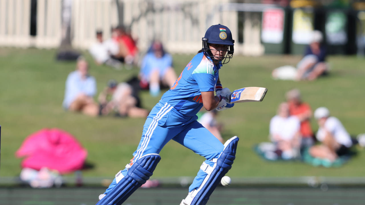 ಇನ್ನು ಆಸ್ಟ್ರೇಲಿಯಾ ವಿರುದ್ಧದ ಏಕದಿನ ಸರಣಿಯನ್ನು 0-3 ಅಂತರದಿಂದ ಸೋತರೂ, ಭಾರತದ ನಾಯಕಿ ಹರ್ಮನ್‌ಪ್ರೀತ್ ಕೌರ್ ಕೂಡ ಶ್ರೇಯಾಂಕದಲ್ಲಿ ಮುಂಬಡ್ತಿ ಪಡೆದಿದ್ದಾರೆ. ಈ ಸರಣಿಯಲ್ಲಿ ಕ್ರಮವಾಗಿ 53, 54 ಮತ್ತು 25 ರನ್​ಗಳ ಇನ್ನಿಂಗ್ಸ್ ಆಡಿದ್ದ ಹರ್ಮನ್​ಪ್ರೀತ್, ನಾಲ್ಕು ಸ್ಥಾನಗಳನ್ನು ಮೇಲೇರಿ 652 ಅಂಕಗಳೊಂದಿಗೆ ಒಂಬತ್ತನೇ ಸ್ಥಾನಕ್ಕೆ ತಲುಪಿದ್ದಾರೆ.