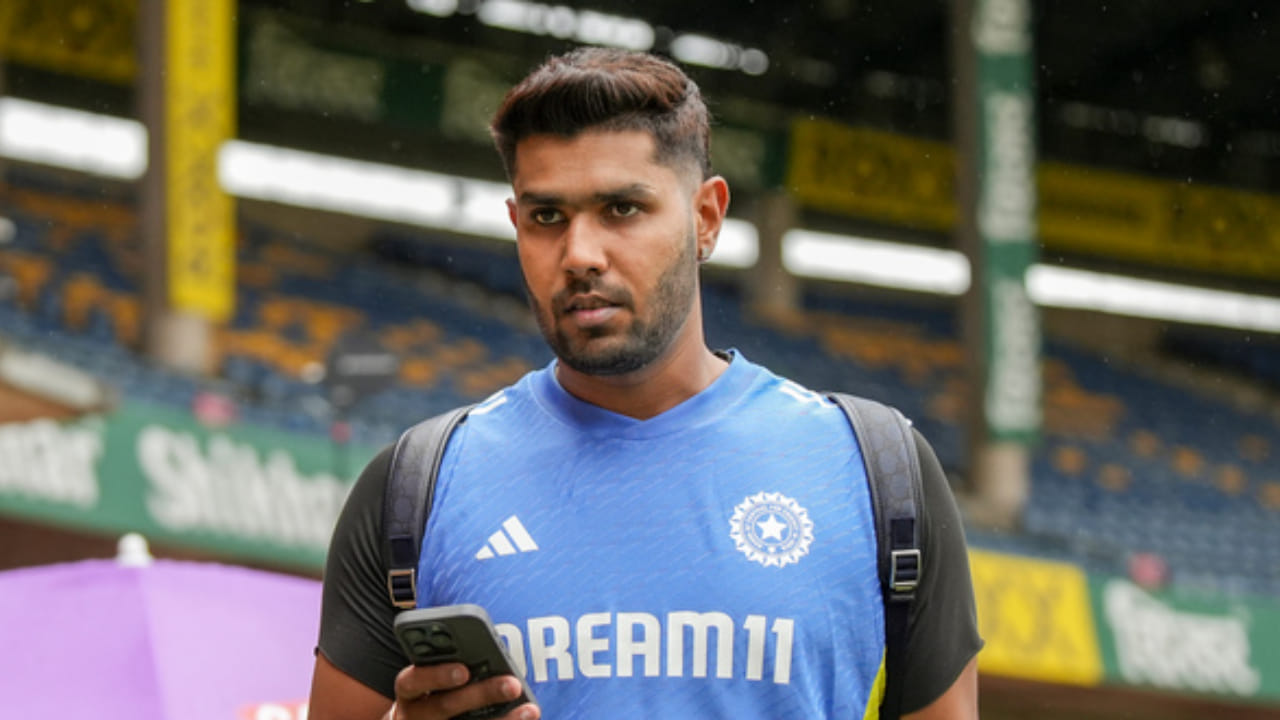 ಟಿ20 ವಿಶ್ವಕಪ್​ನಿಂದ ಹೊರಬಿದ್ದಿದ್ದ ಹರ್ಷಿತ್ ರಾಣಾ, ಇನ್ನೂ ಸಂಪೂರ್ಣವಾಗಿ ಚೇತರಿಸಿಕೊಂಡಿಲ್ಲ, ಇದರಿಂದಾಗಿ ಅವರು ಐಪಿಎಲ್ 2026 ರಿಂದ ಹಿಂದೆ ಸರಿಯಬೇಕಾಯಿತು. ಆದರೆ ಐಪಿಎಲ್​ನಿಂದ ಹೊರಬಿದ್ದ ಬಳಿಕವೂ ಹರ್ಷಿತ್ ರಾಣಾಗೆ 4 ಕೋಟಿ ರೂ. ವೇತನ ಪಡೆಯಲಿದ್ದಾರೆ. ಆದಾಗ್ಯೂ ಈ ವೇತನವನ್ನು ಕೆಕೆಆರ್ ಫ್ರಾಂಚೈಸಿ ನೀಡುವುದಿಲ್ಲ. ಬದಲಿಗೆ ಬಿಸಿಸಿಐ ನೀಡಲಿದೆ.
