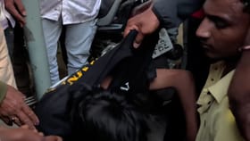 ಸಿಕ್ಕಸಿಕ್ಕ ವಾಹನಗಳಿಗೆ ಡಿಕ್ಕಿ ಹೊಡೆದ ಯುವಕರಿಗೆ ಹಿಗ್ಗಾಮುಗ್ಗಾ ಥಳಿಸಿದ ಜನ