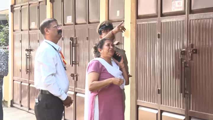 ಲೋಕಾಯುಕ್ತ ಅಧಿಕಾರಿಗಳನ್ನೇ 4 ಗಂಟೆ ಕಾಯಿಸಿ ಮನೆ ಬಾಗಿಲು ತೆರೆದ ಹಾಸನ ಮಹಾನಗರಪಾಲಿಕೆ ಇಂಜಿನಿಯರ್! ಲೋಕಾಯುಕ್ತ ಅಧಿಕಾರಿಗಳನ್ನೇ 4 ಗಂಟೆ ಕಾಯಿಸಿ ಮನೆ ಬಾಗಿಲು ತೆರೆದ ಹಾಸನ ಮಹಾನಗರಪಾಲಿಕೆ ಇಂಜಿನಿಯರ್!