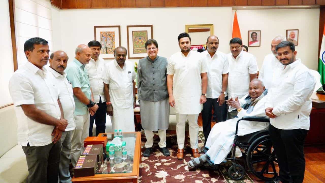 ತಂಬಾಕು ಬೆಳೆಗಾರರ ನೆರವಿಗೆ ನಿಂತ ಕೇಂದ್ರ ಸರ್ಕಾರ: ಸೋಮವಾರದಿಂದಲೇ ಖರೀದಿ ಆರಂಭದ ಭರವಸೆ ತಂಬಾಕು ಬೆಳೆಗಾರರ ನೆರವಿಗೆ ನಿಂತ ಕೇಂದ್ರ ಸರ್ಕಾರ: ಸೋಮವಾರದಿಂದಲೇ ಖರೀದಿ ಆರಂಭದ ಭರವಸೆ