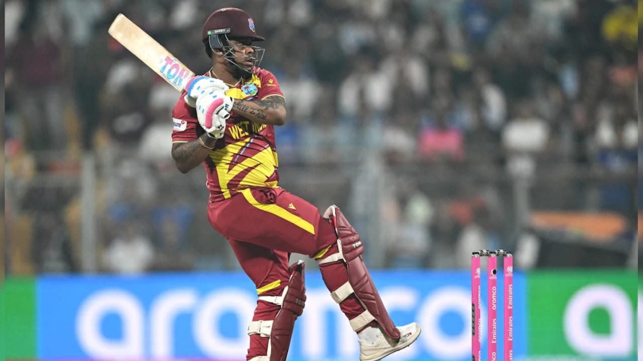 2026 ರ ಟಿ20 ವಿಶ್ವಕಪ್ನ ಸೂಪರ್ 8 ಸುತ್ತಿನ ಕೊನೆಯ ಪಂದ್ಯ ಭಾರತ ಮತ್ತು ವೆಸ್ಟ್ ಇಂಡೀಸ್ ನಡುವೆ ನಡೆಯಿತು. ಈ ಪಂದ್ಯದಲ್ಲಿ ಟಾಸ್ ಸೋತು ಮೊದಲು ಬ್ಯಾಟಿಂಗ್ ಮಾಡಿದ ವೆಸ್ಟ್ ಇಂಡೀಸ್ ತಂಡದ ಪರ ಶಿಮ್ರಾನ್ ಹೆಟ್ಮೈಯರ್ ದೊಡ್ಡ ಇನ್ನಿಂಗ್ಸ್ ಆಡಲಿಲ್ಲವಾದರೂ ಅತಿ ಹೆಚ್ಚು ಸಿಕ್ಸರ್ಗಳ ವಿಚಾರದಲ್ಲಿ ವಿಶ್ವದಾಖಲೆಯನ್ನು ನಿರ್ಮಿಸಿದರು.