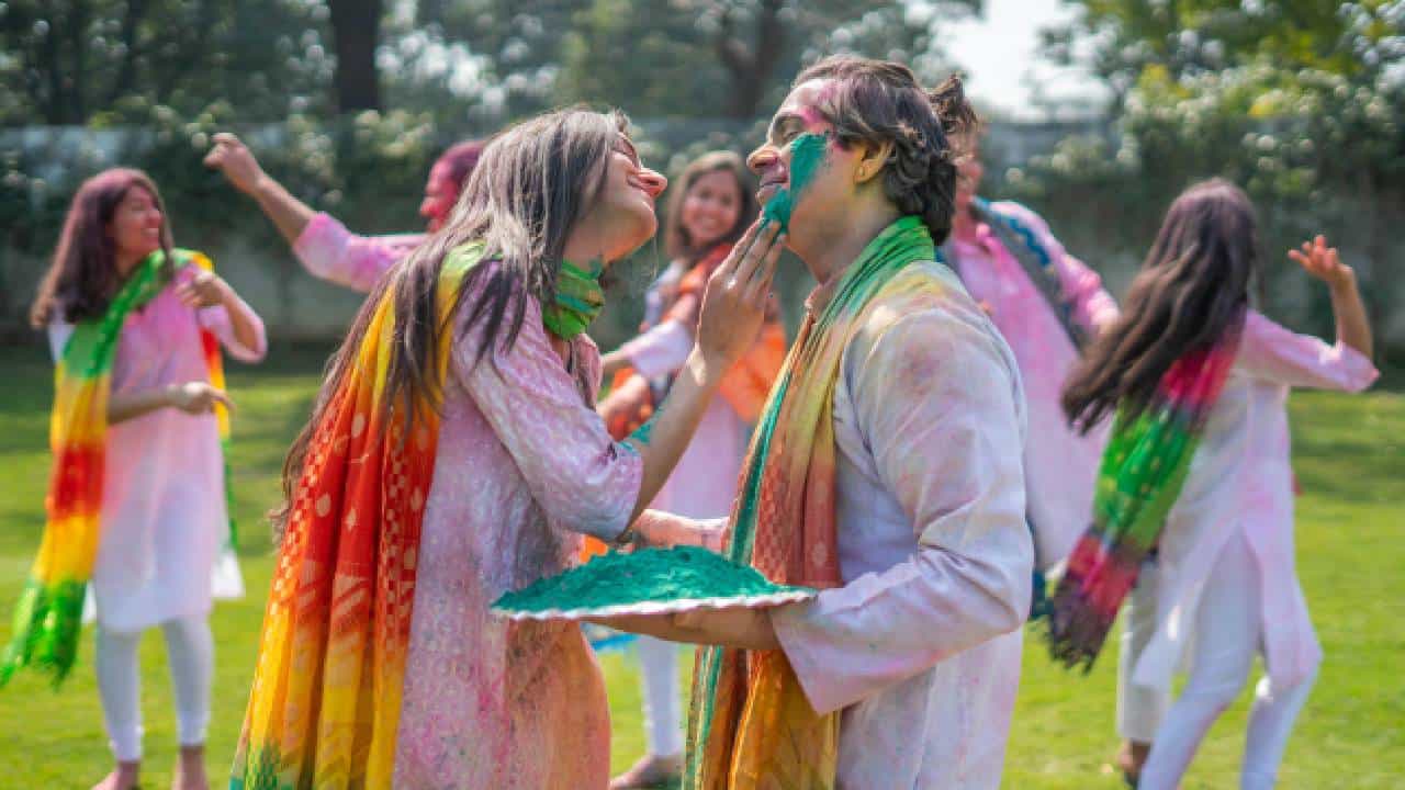 Holi 2026: ಹೋಳಿ ಹಬ್ಬದಲ್ಲಿ ಓಕುಳಿಯಾಡುವಾಗ ಬಿಳಿ ಬಣ್ಣದ ಬಟ್ಟೆಗಳನ್ನೇ ಧರಿಸುವುದೇಕೆ ಗೊತ್ತಾ? Holi 2026: ಹೋಳಿ ಹಬ್ಬದಲ್ಲಿ ಓಕುಳಿಯಾಡುವಾಗ ಬಿಳಿ ಬಣ್ಣದ ಬಟ್ಟೆಗಳನ್ನೇ ಧರಿಸುವುದೇಕೆ ಗೊತ್ತಾ?