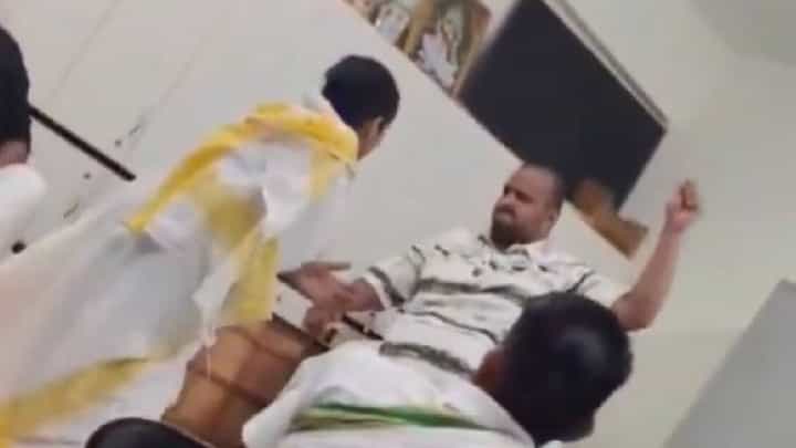 Video: ಬೇರೆ ವಿದ್ಯಾರ್ಥಿಯ ಹಾಸಿಗೆಯಲ್ಲಿ ಮಲಗಿದ್ದಕ್ಕೆ ವಿದ್ಯಾರ್ಥಿಗೆ ಕೋಲಿನಿಂದ ನಿರ್ದಯವಾಗಿ ಥಳಿಸಿದ ಹಾಸ್ಟೆಲ್ ವಾರ್ಡನ್ Video: ಬೇರೆ ವಿದ್ಯಾರ್ಥಿಯ ಹಾಸಿಗೆಯಲ್ಲಿ ಮಲಗಿದ್ದಕ್ಕೆ ವಿದ್ಯಾರ್ಥಿಗೆ ಕೋಲಿನಿಂದ ನಿರ್ದಯವಾಗಿ ಥಳಿಸಿದ ಹಾಸ್ಟೆಲ್ ವಾರ್ಡನ್